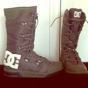 DC hunter green boots and hat bundle
