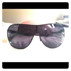 Juicy couture sunglasses with case.