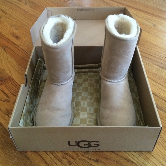 Short Classic Sand Uggs