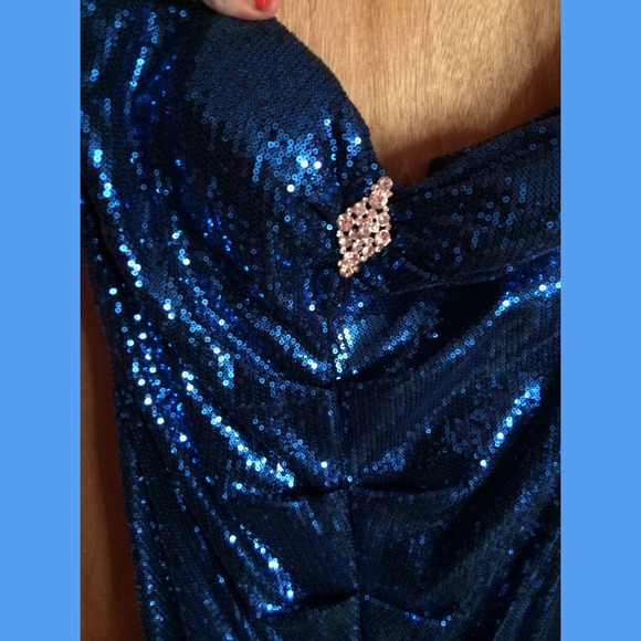 Prom dress. - Picture 2 of 4