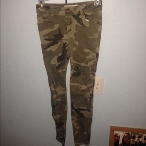 Bullhead camo skinny jeans