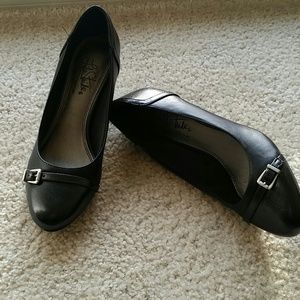 Like new. Life Stride SUPER comfy black high heels