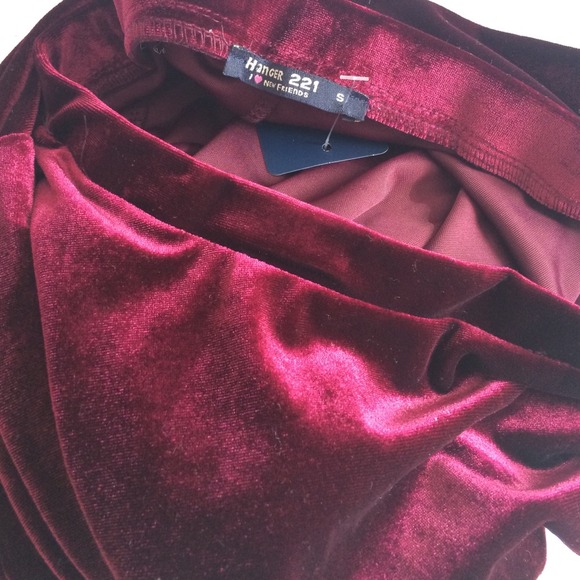 🚫SOLD🚫 Red Velvet Skater Skirt - Picture 2 of 2