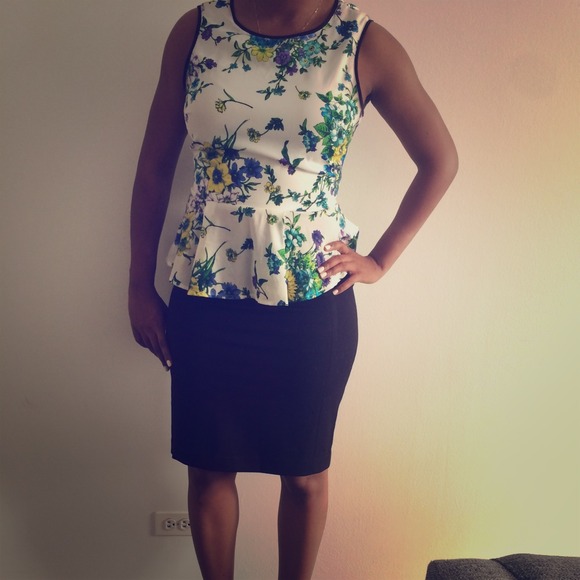 SOLD IN BUNDLE Forever 21 floral peplum shirt S
