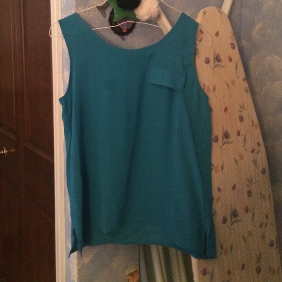 Turquoise shirt with small pocket