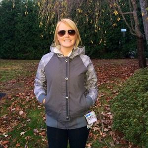 686 woman's snowboarding coat