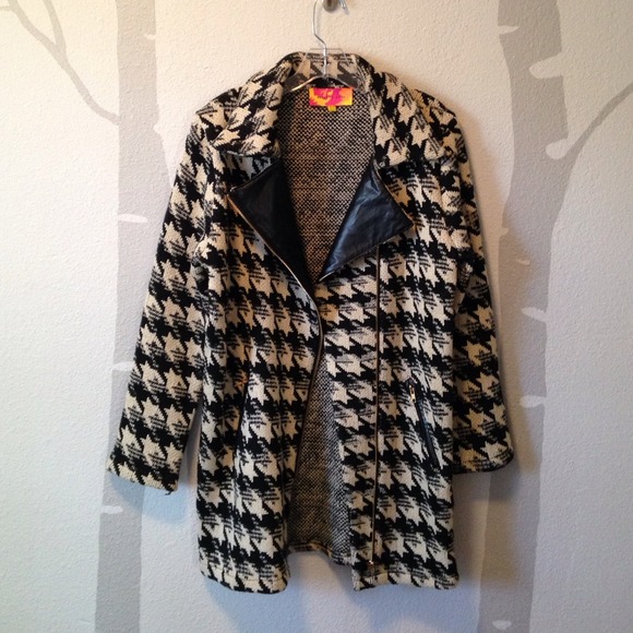 NWOT. English Rose houndstooth sweater coat.