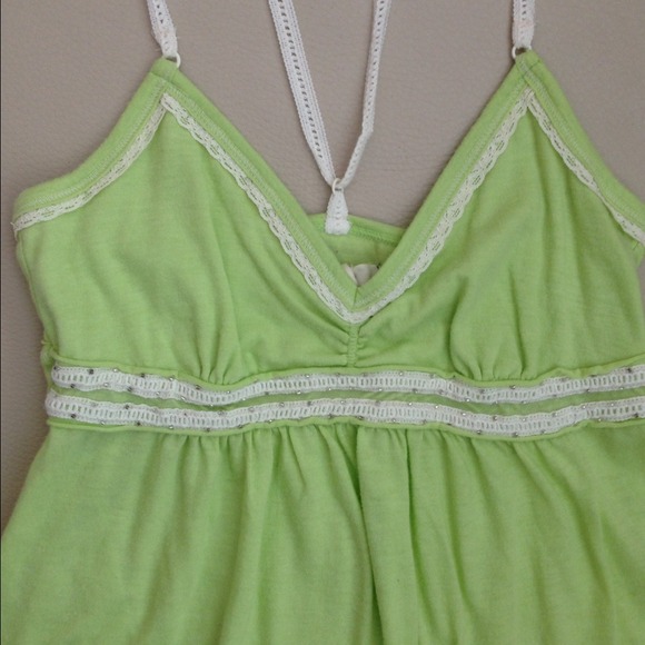 🆕 Lime green top 💚 - Picture 2 of 2