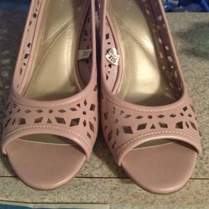 Merona size 9 nude pink wedge shoes