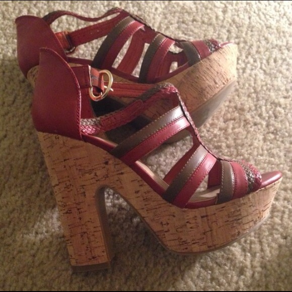 Bcbg brown/red cork wedges