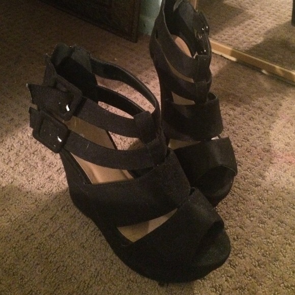 Black wedges