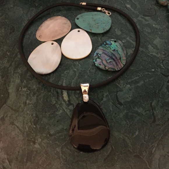 Interchangeable stone necklace
