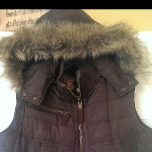 HOLD  -Brown vest with fur hood