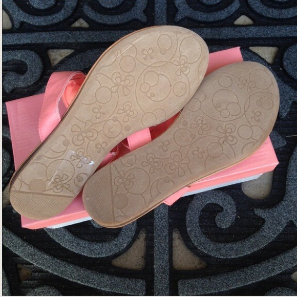 🔴sold LAST PAIR CORAL SANDALS WGOLD EMBLEM DETAIL - Picture 3 of 3