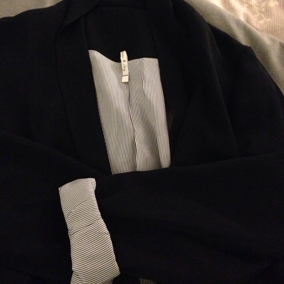 Black Drapery Blazer - Picture 4 of 4