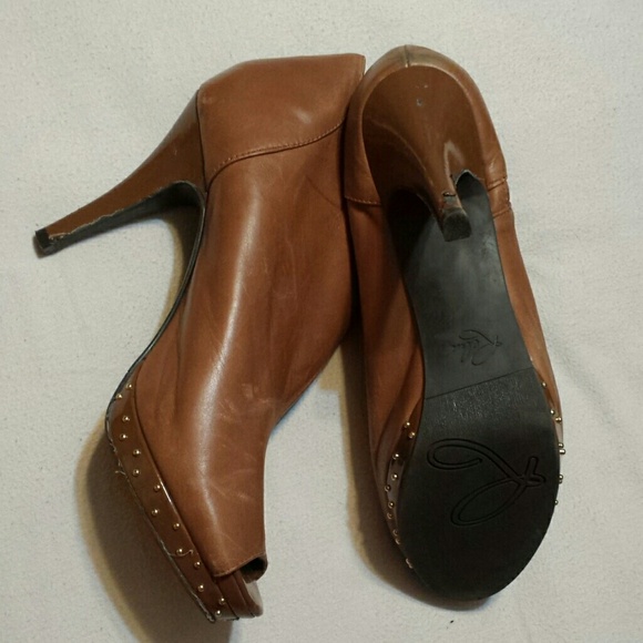 Fiery tan heels! - Picture 2 of 2