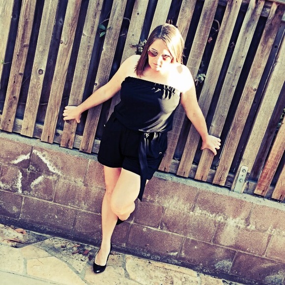 HP 🔷 White House Black Market Black Romper