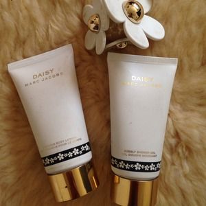 Marc Jacobs DAISY shower gel and body lotion