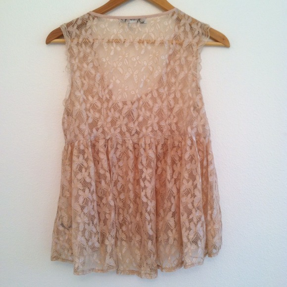 Butterfly Lace Peplum Vest - Picture 2 of 3