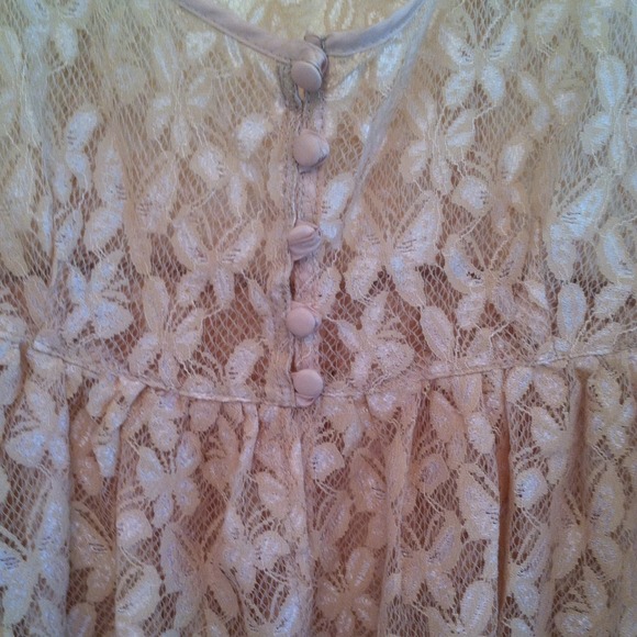 Butterfly Lace Peplum Vest - Picture 3 of 3