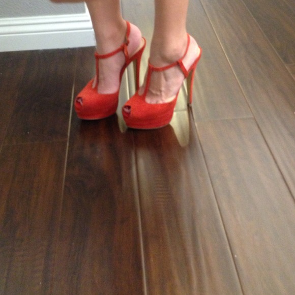 Shoemint red t-strap heels - Picture 4 of 4