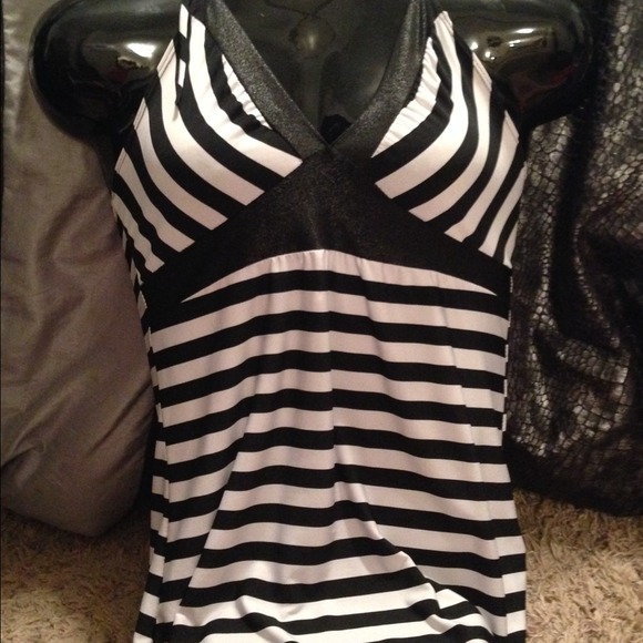 Black and White Top. Size Large