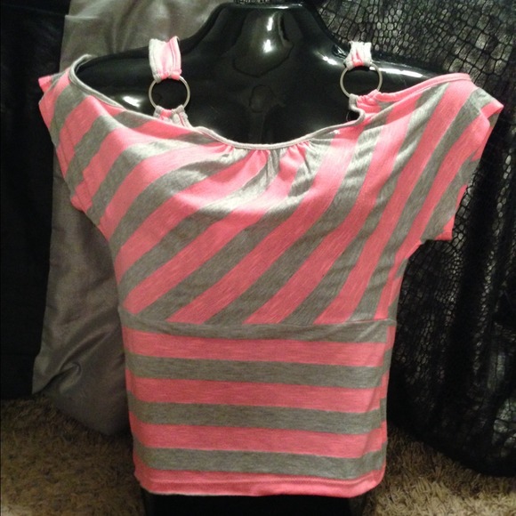 Pink and Grey top with metal rings. Sz Large