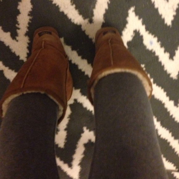 MORE PICS OF UGGS - Picture 3 of 4