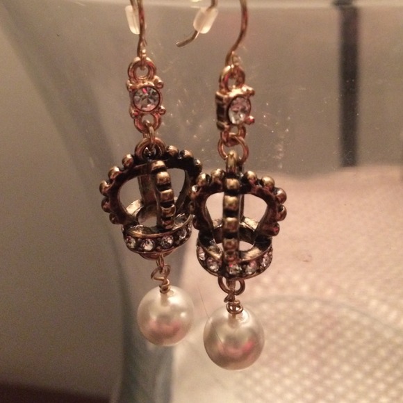 Crown pearl earrings