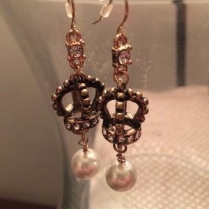 Crown pearl earrings