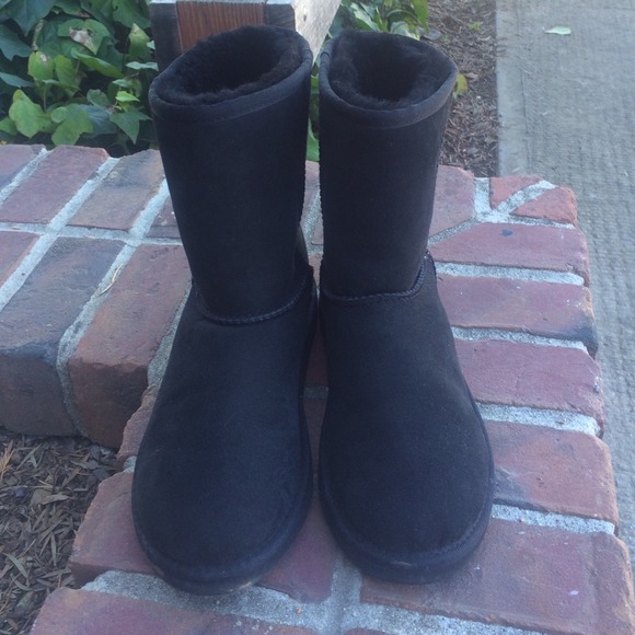 UGG Boots - WOMEN'S CLASSIC SHORT BLACK UGGS HOLD