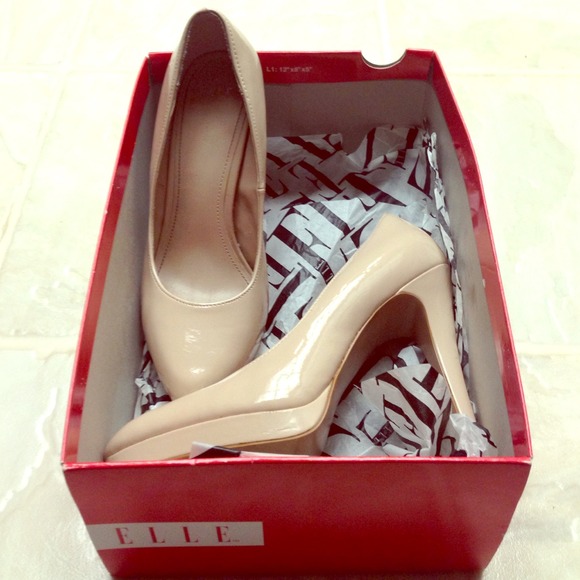 "Elle" nude pumps!!