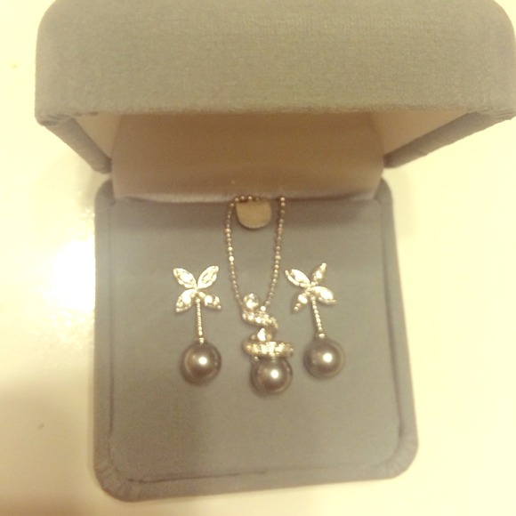 Earring and necklace set