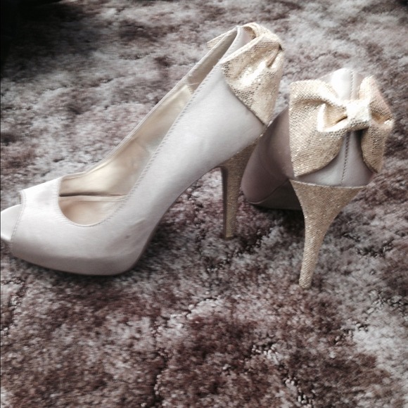 Sparkly gold Bow Steve Madden heels size 8
