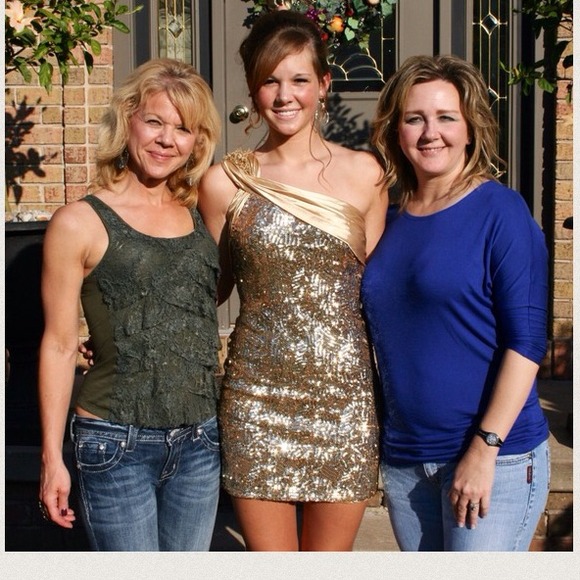 La Femme 16905 Homecoming dress in gold - Picture 2 of 3