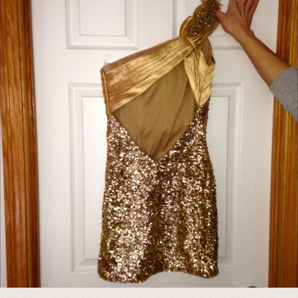 La Femme 16905 Homecoming dress in gold - Picture 3 of 3