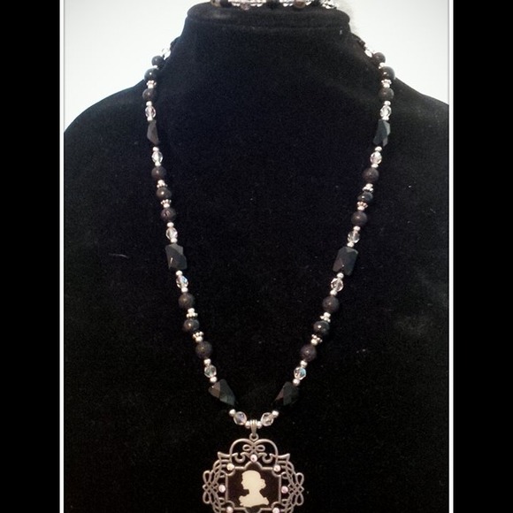 Black beautiful Necklace. Handmade by Josefina😍