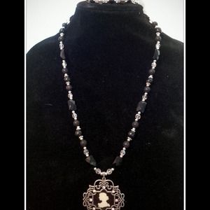 Black beautiful Necklace. Handmade by Josefina😍