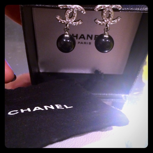 💯 Authentic Black Pearl earrings