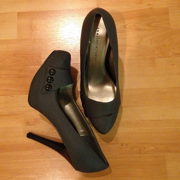 Grey pumps