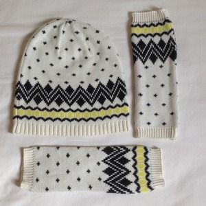 NWOT Knitted Beanie and Fingerless Gloves