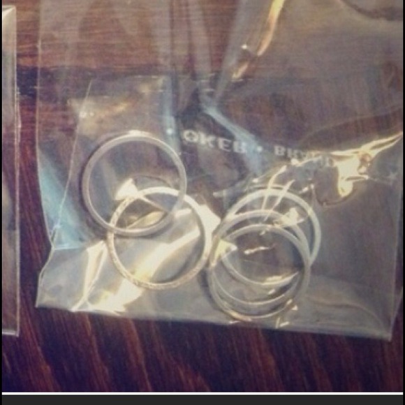 5 silver midi rings and leopard earrings