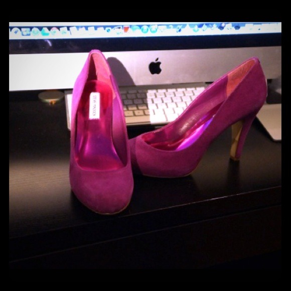 Hot pink suede Steve Madden pumps