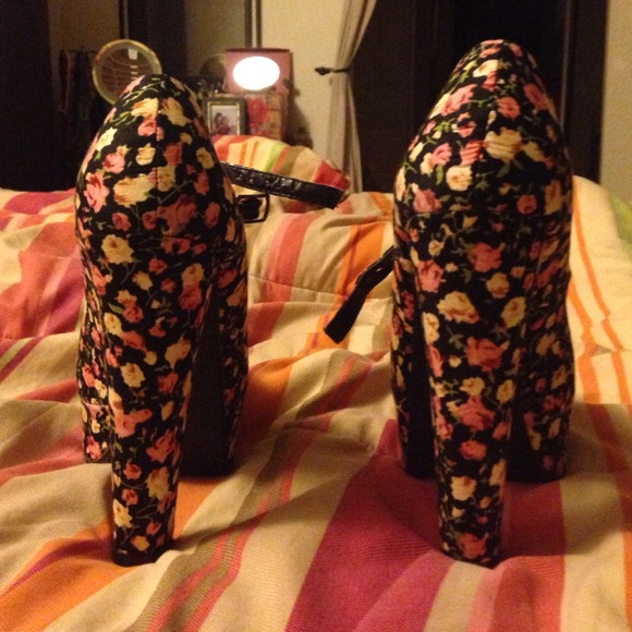 Floral printed platform heels - Picture 3 of 3