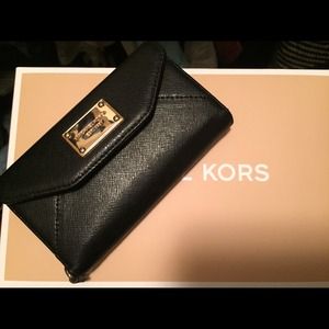 *RESERVED*Michael Kors Iphone 5 wallet wristlet