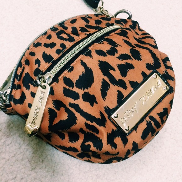 Betsey Johnson Handbags - 💄 betsy johnson cross-body cheetah print bag💄