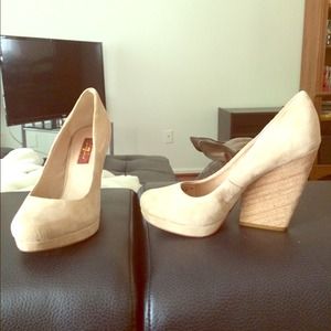 7 for all Mankind pumps.