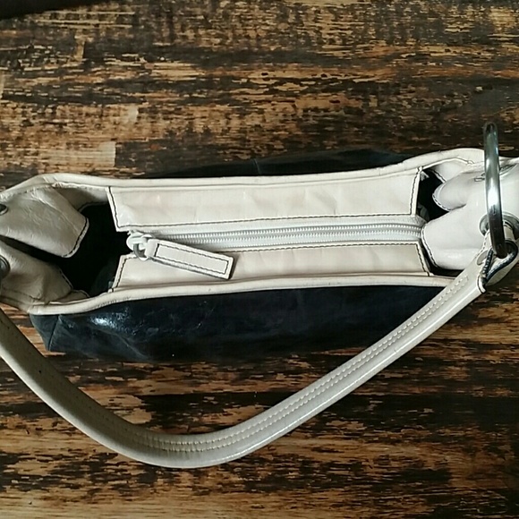 Kenneth Cole Leather Purse - Picture 3 of 4