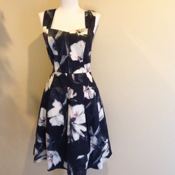 NWT floral dress by White House Black Market sz 6