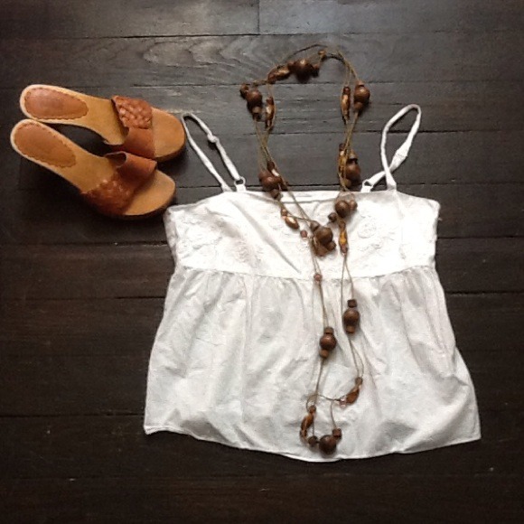 White GAP shirt with flower detailing.